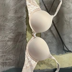 Victoria secret 32C bra $30 champagne